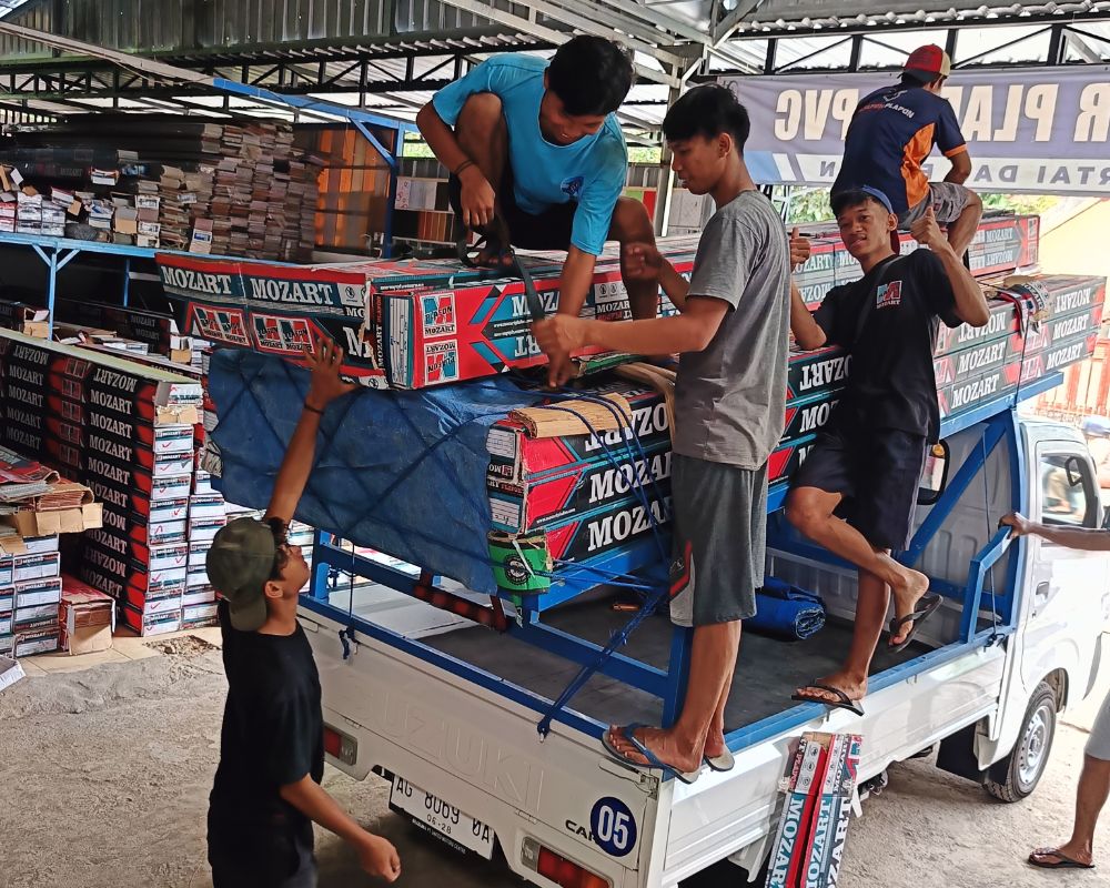 Tim Samudra Plafon PVC memuat pesanan plafon PVC untuk dikirim