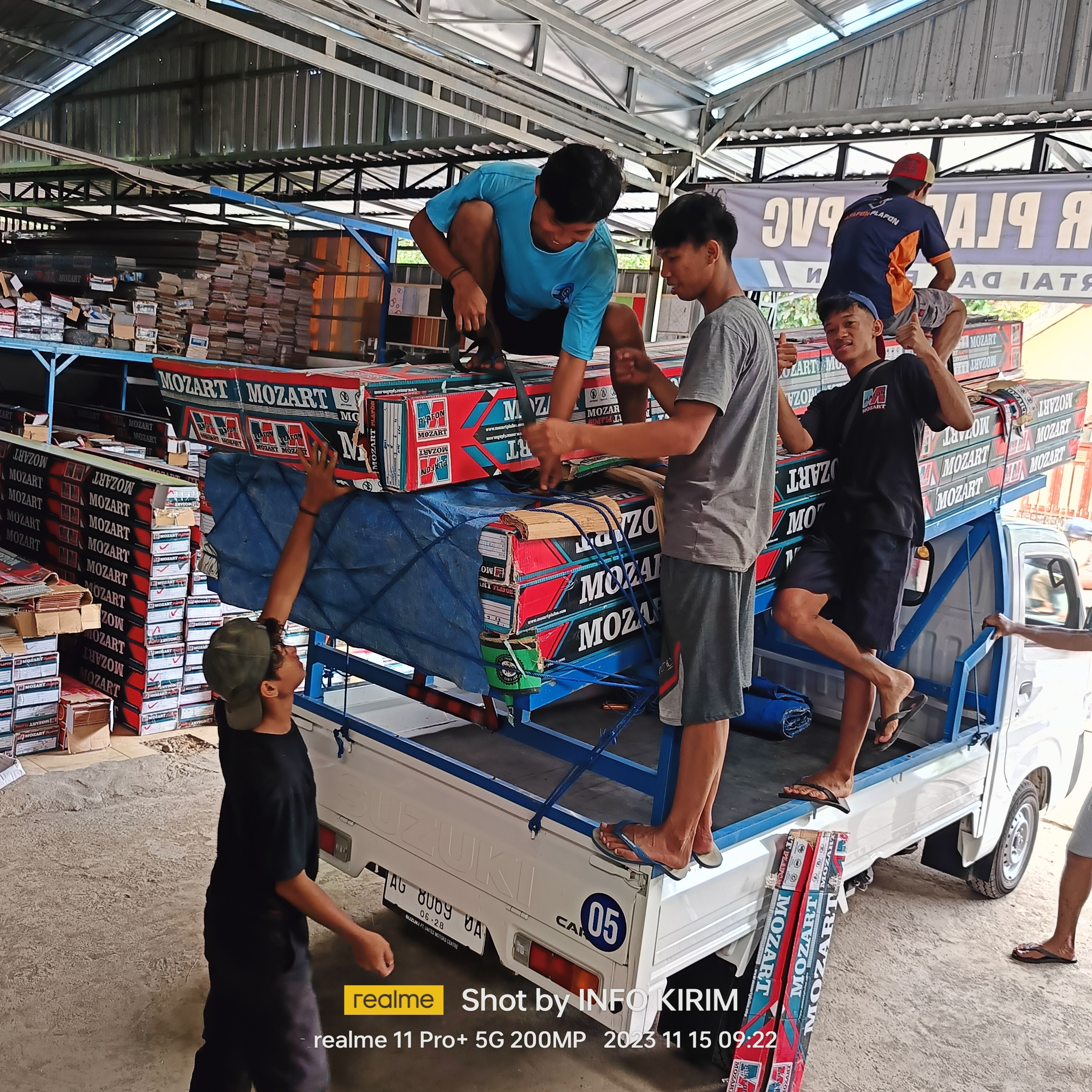 Tim Samudra Plafon PVC memuat pesanan