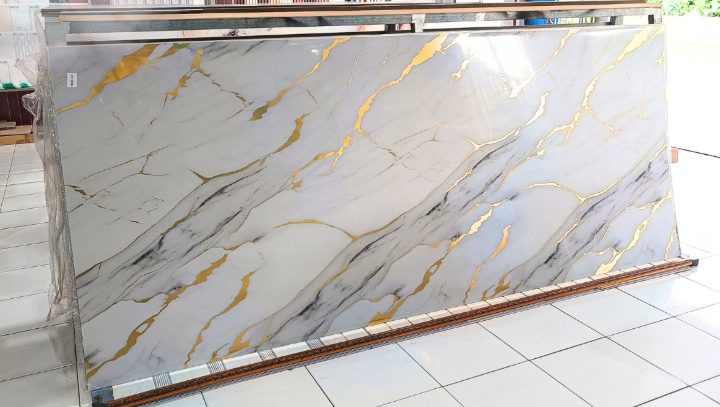 UV marble 008L 120 x 290 cm motif marmer putih dengan urat emas tebal, stok Samudra Plafon PVC Blitar