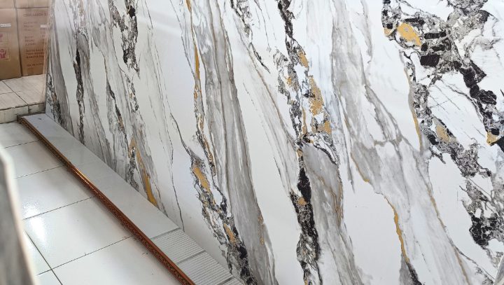 UV marble UV-051L 120 x 290 cm motif marmer putih dengan pecahan hitam dan emas, Blitar